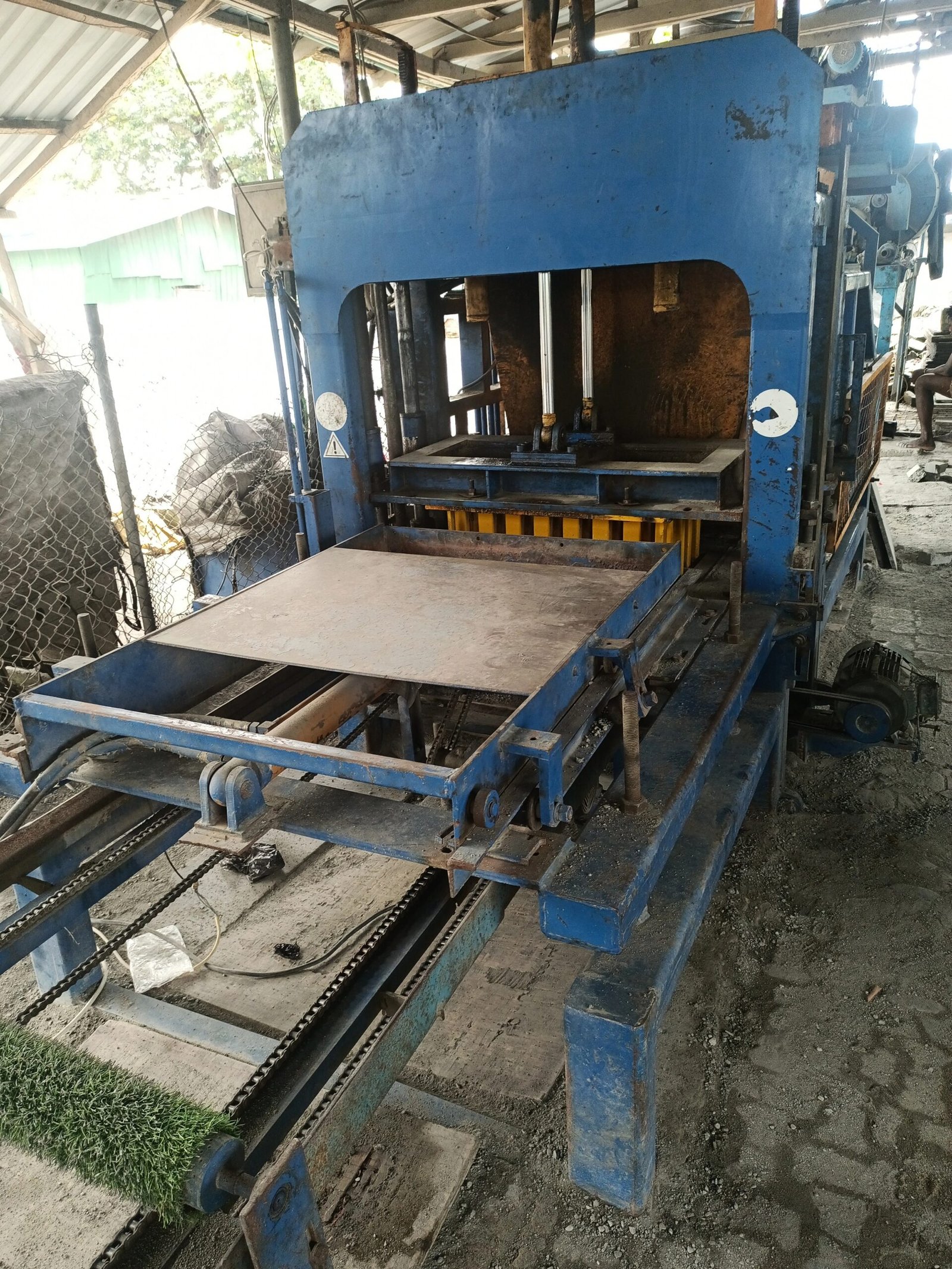 Face Bricks vs. Plaster Bricks: Machine Requirements 6 Semi-automatic brick making machine QT4-26 model